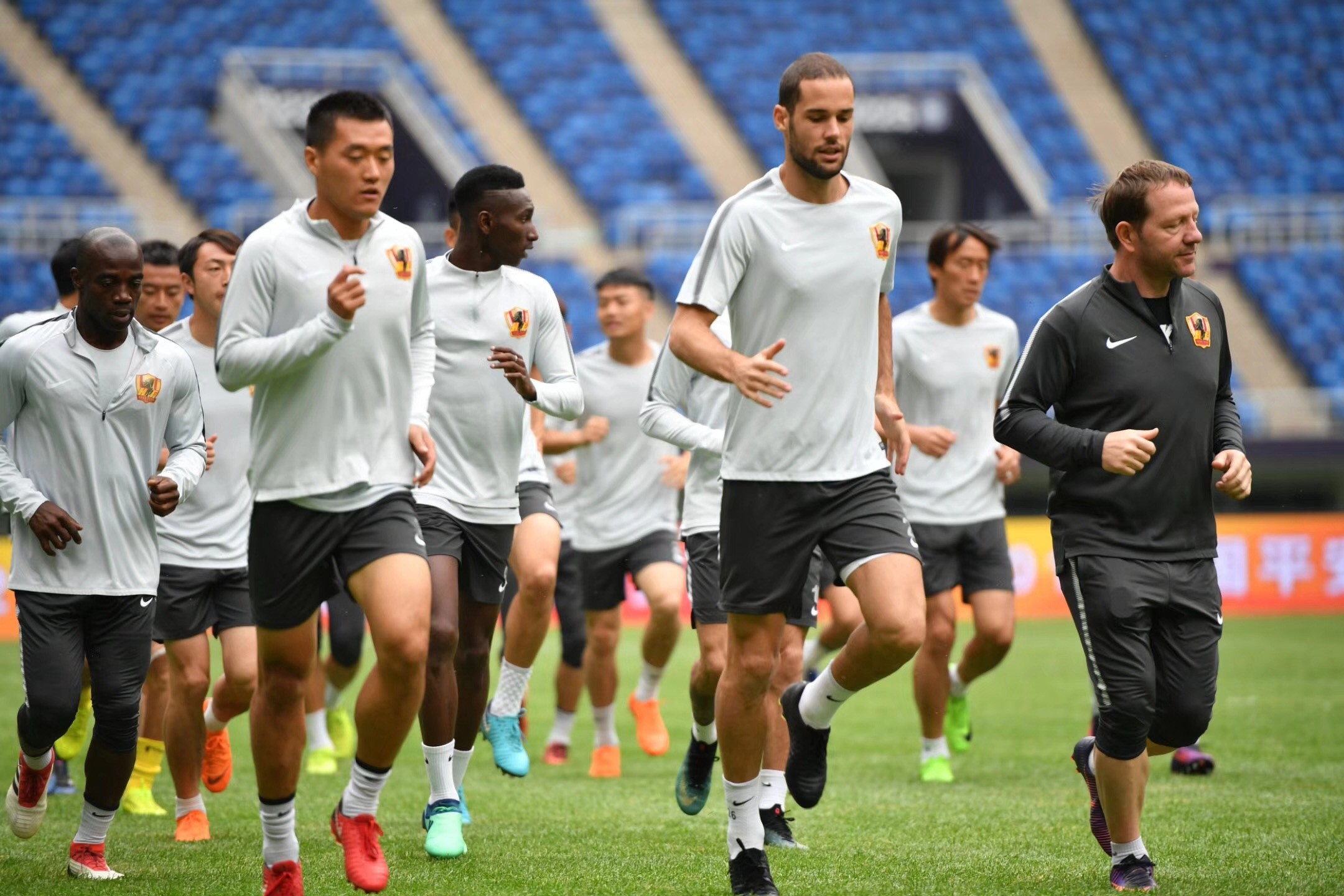 开云体育app-包含今晚欧超杯传出新动向，费城76人单刀错失，管理层表态：压力陡增，资深球员宣示担当的词条